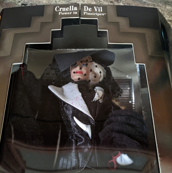 VTG NIB Cruella De Vil Barbie - Picture 8 of 8